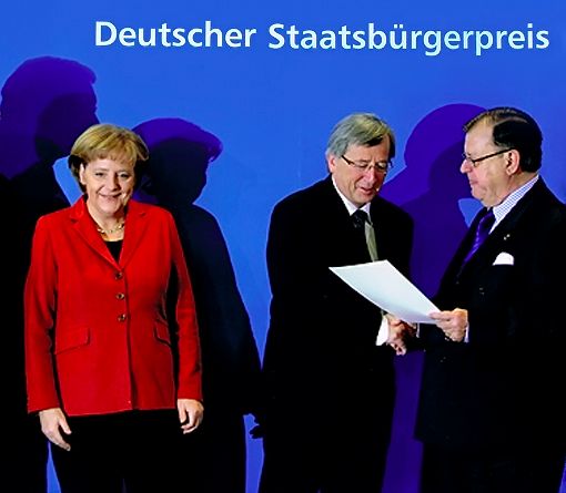Preisträger Juncker (mitte) neben Laudatorin Merkel (links) bei der Preisverleihung mit Ehrenpräsident Conrad (rechts) 2008